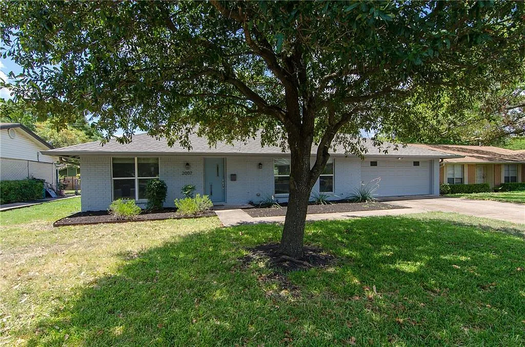 3 bed, 2.0 bath, 1563 sqft, $3,100 — Photo 1