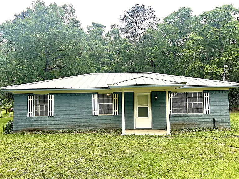 560 Beverly Dr — Photo 2