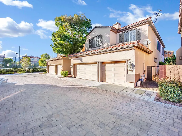 2315 Malaga Peak St — Photo 4