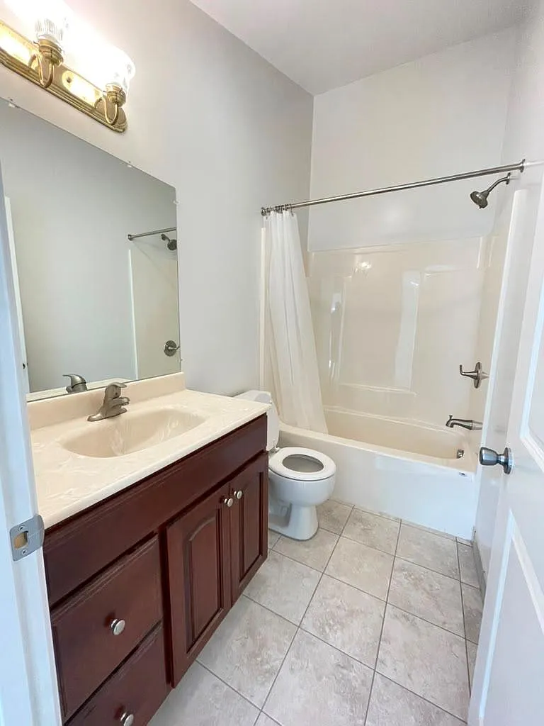 2 bed, 2.0 bath, 1295 sqft, $2,000 — Photo 3