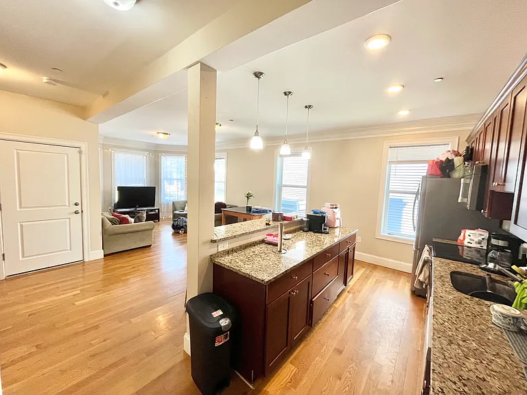 17 Mansfield St #1 — Photo 4