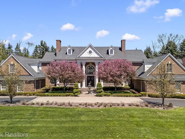528 Barrington Ct, Bloomfield Hills, MI 48304