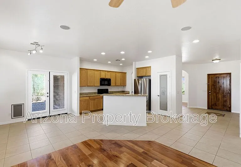 1933 W Tanya Trl — Photo 7