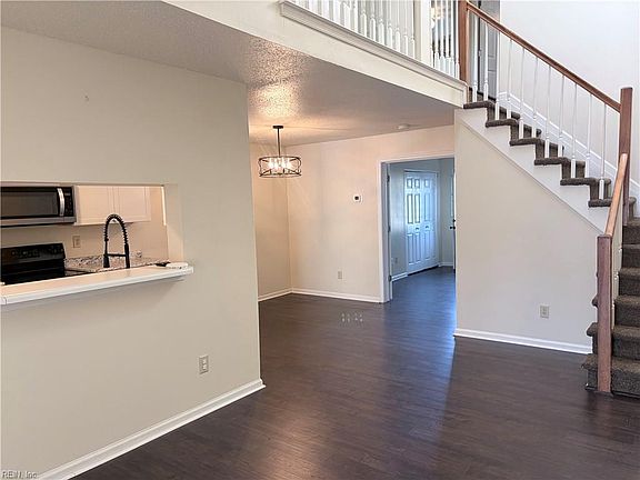 5th image of 160 Wexford Dr E