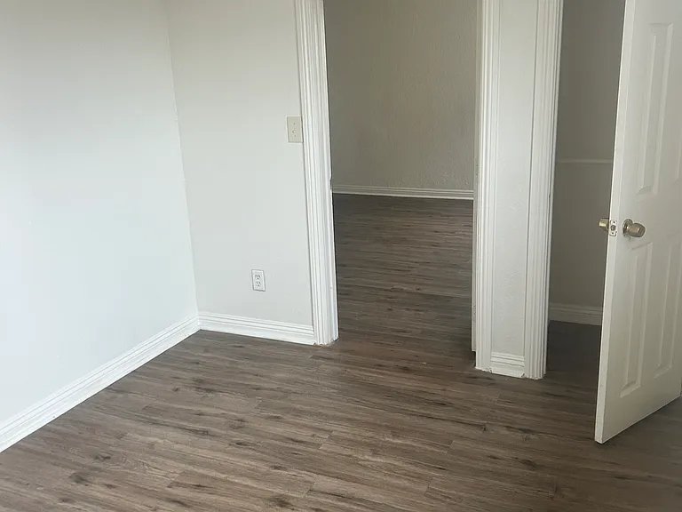 736 1/2 W Century Blvd — Photo 4