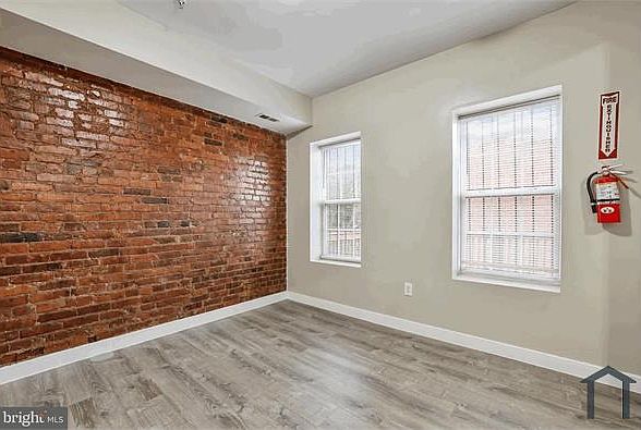 1st image of 302 V St NE APT 1