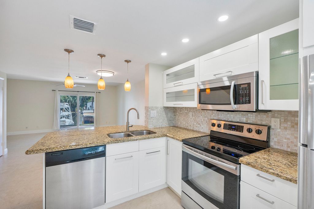 2571 NE 15th St, photo 6