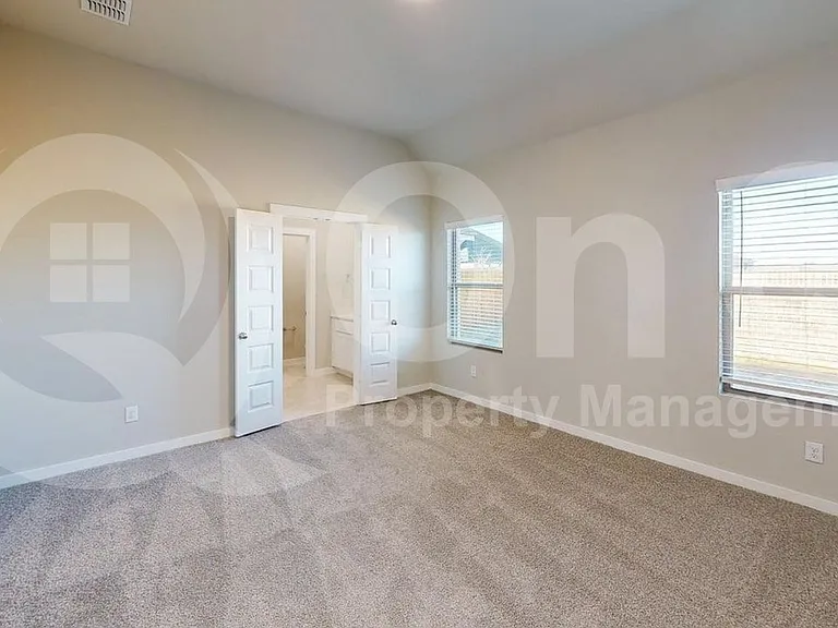 1004 Knox River Dr — Photo 14