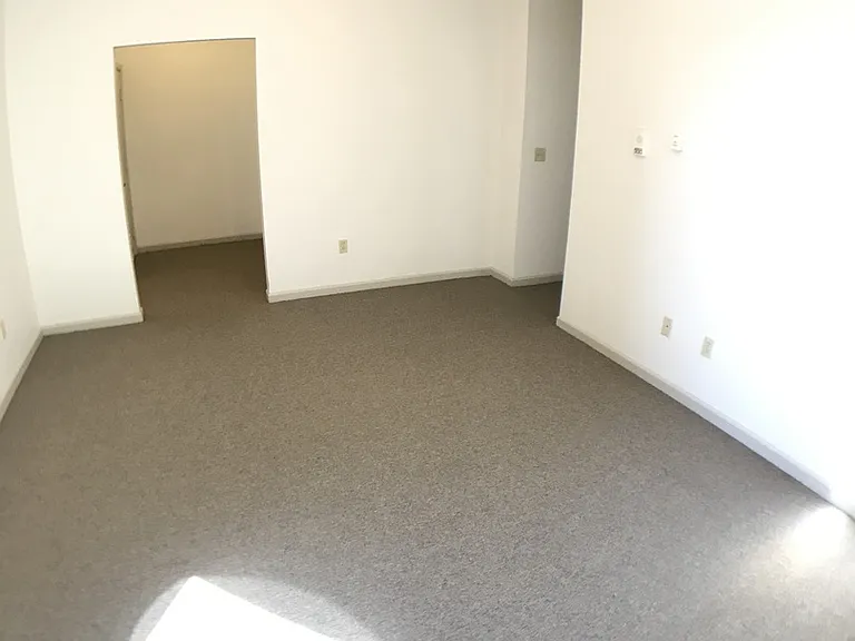 686-688 Broad St — Photo 5