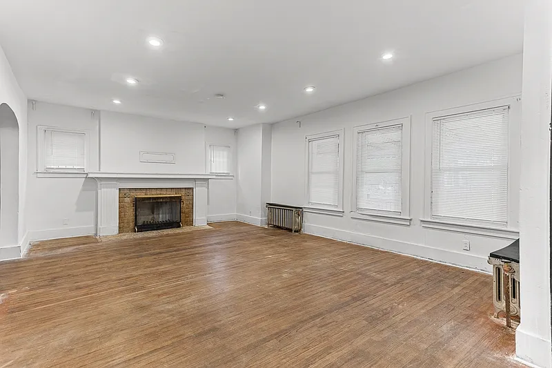5 bed, 3.5 bath, 2800 sqft, $2,100 — Photo 3