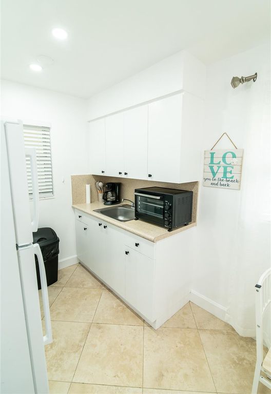 3230 NE 13th St APT 203, photo 6