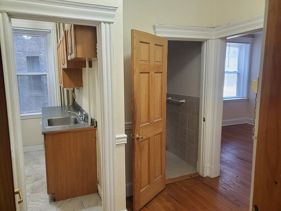 2nd image of 376 Riverway APT 8