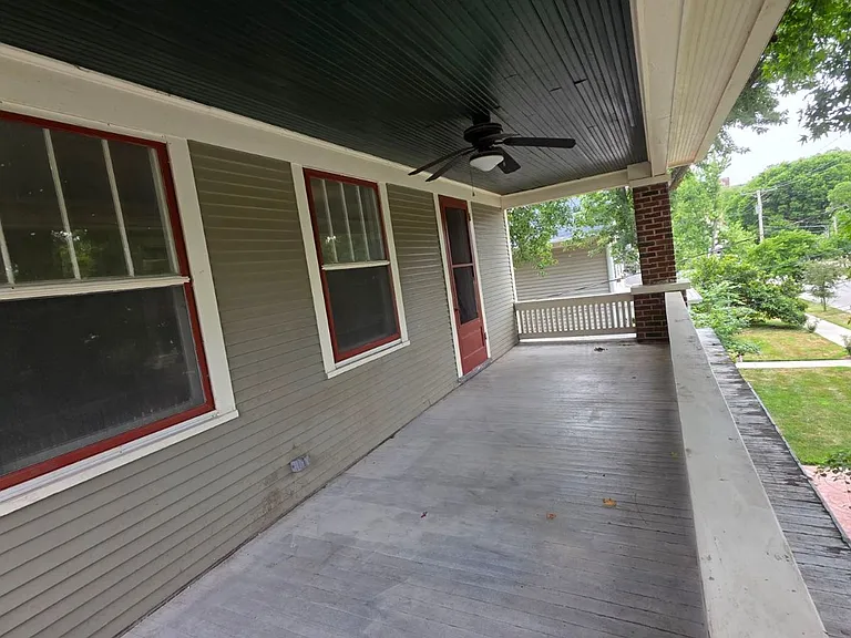 Beautiful 2BR 1BA unit w/ Covered Porch in Downtown Liberty — Photo 13