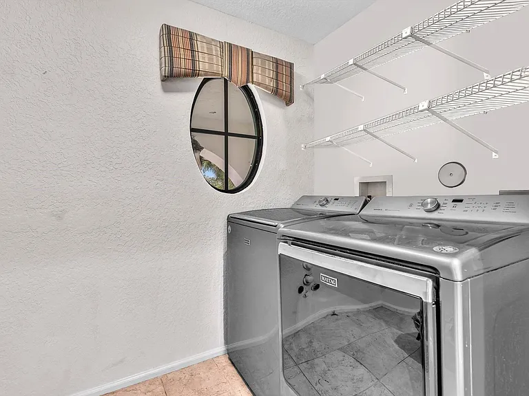 749 SW 2nd St — Photo 38