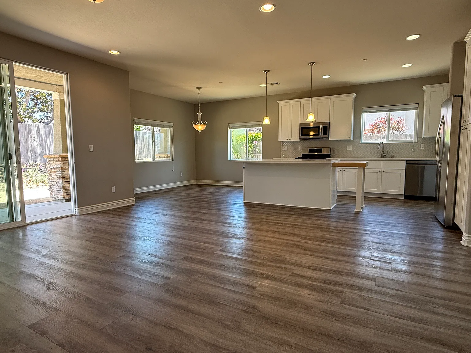 4 bed, 2344 sqft, $5,500 — Photo 2