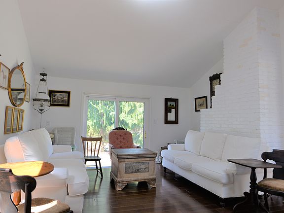 4th image of 35 Pembroke Dr