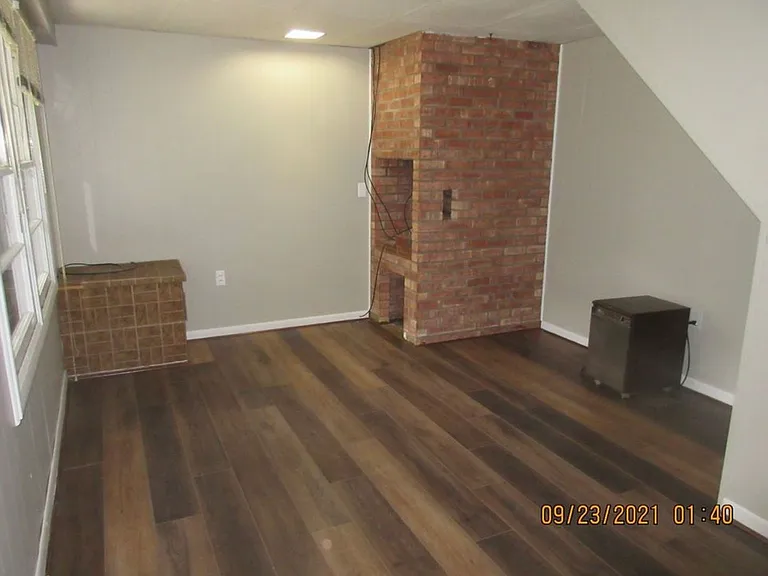 1651-1655 Diamond NE — Photo 11