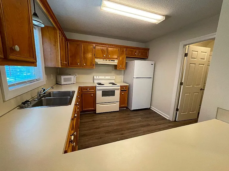 605 Avery St — Photo 7