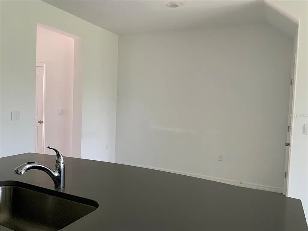 3 bed, 2.5 bath, 1695 sqft, $2,300 — Photo 4
