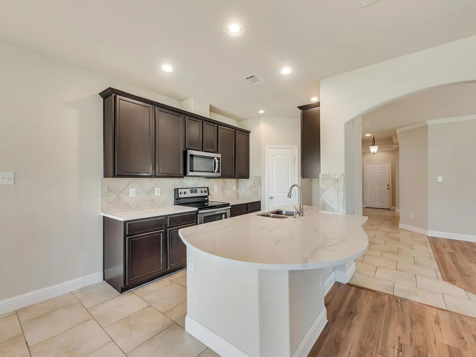 3 bed, 2090 sqft, $2,200 — Photo 4
