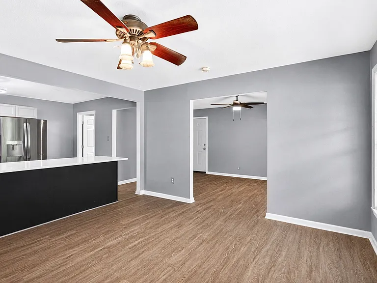 1621 Cloverdale Dr — Photo 4