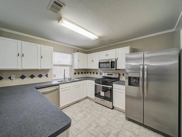 812 Sussex Dr — Photo 5
