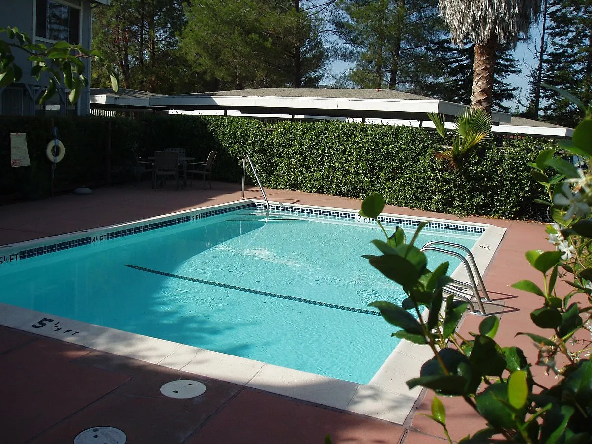Garden-style complex in great Pleasant Hill — Photo 2
