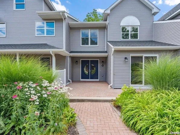 4 Courtyard Circle #4, Centerport, NY 11721