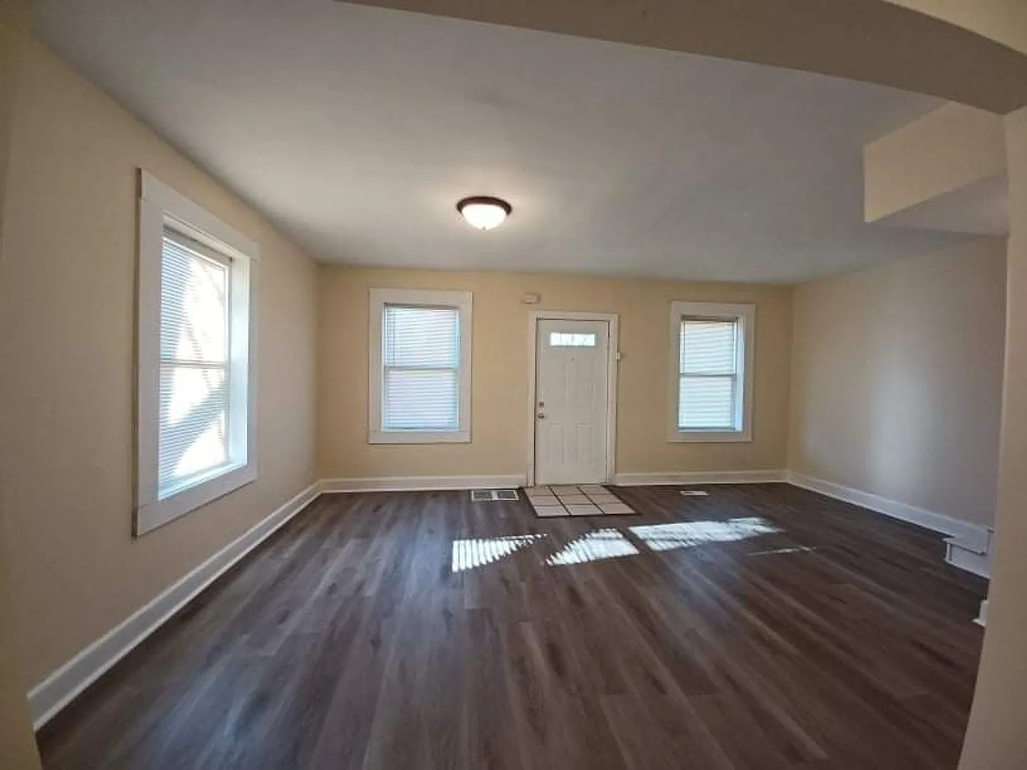 Spacious 5 Bed 2 Bath House - Pet-Friendly — Photo 2