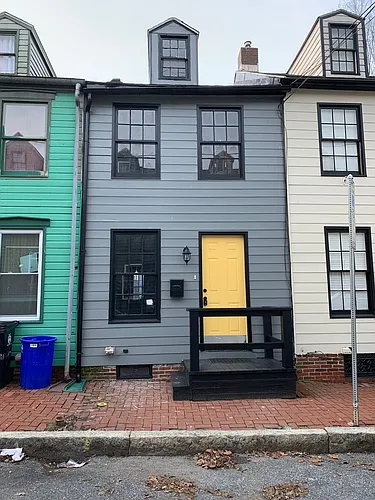 918 Grand St Photo 1