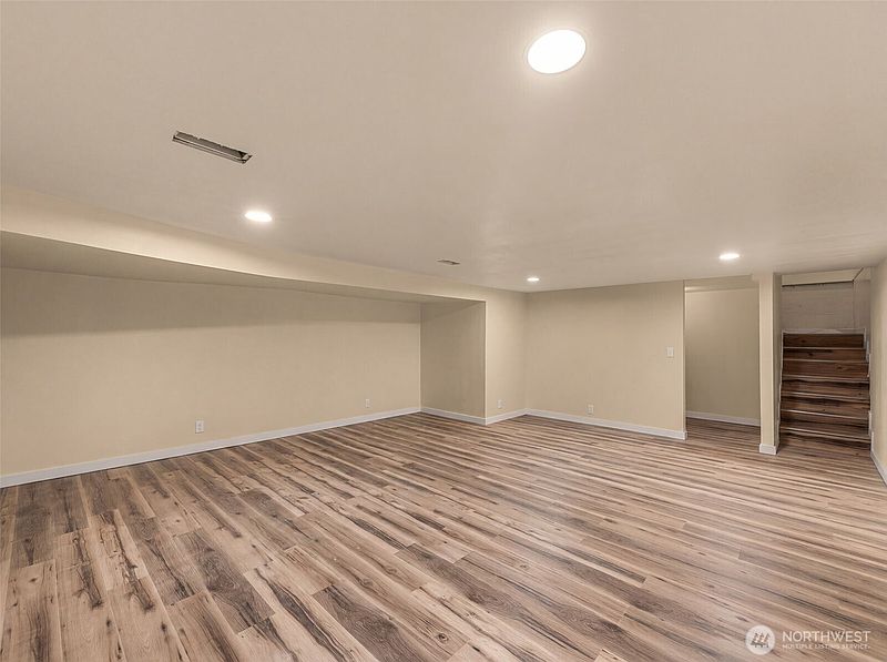 4th image of 845 N Devon Ave