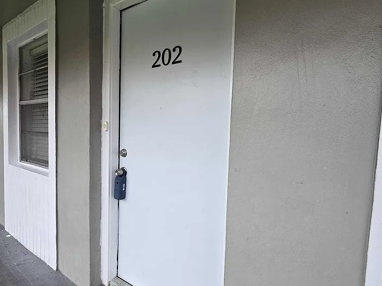 1201 SW 52nd Ave #202-2 — Photo 3