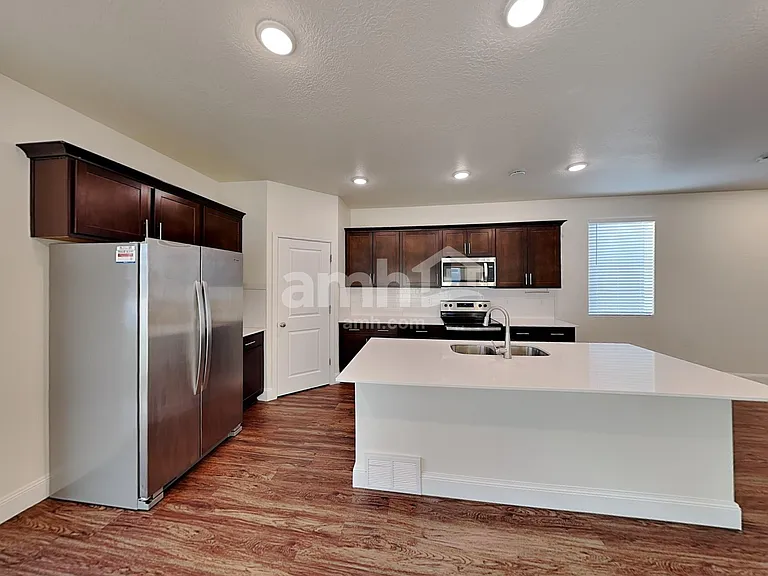 2645 W 3290 S — Photo 3