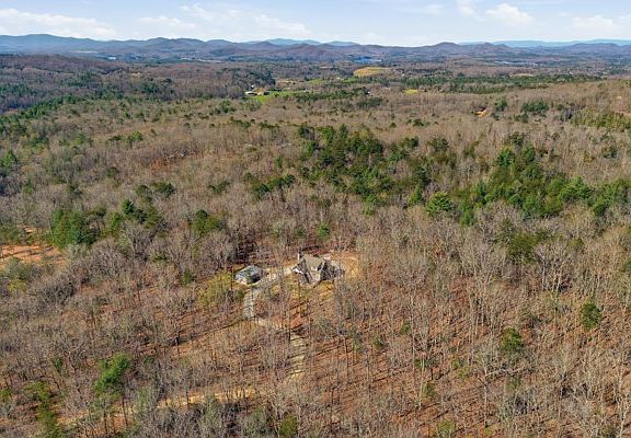 3rd image of 16 Pit Rd