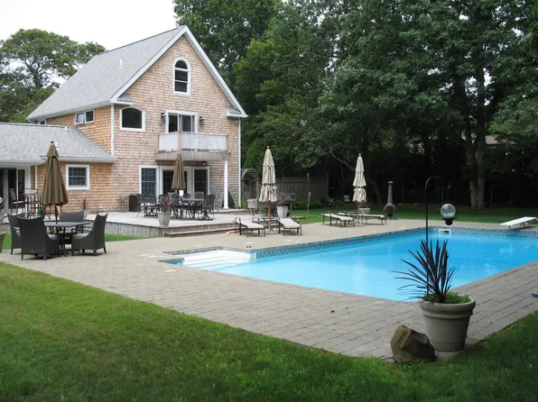 https://photos.zillowstatic.com/fp/b966902f7e6d481768539535351aa509-p_e.webp