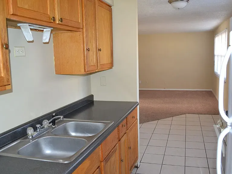 1827 Parkdale Dr — Photo 3