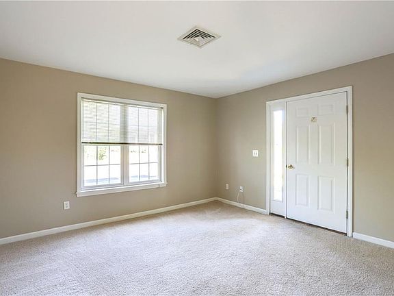 4th image of 45 Stonington Ln APT 3