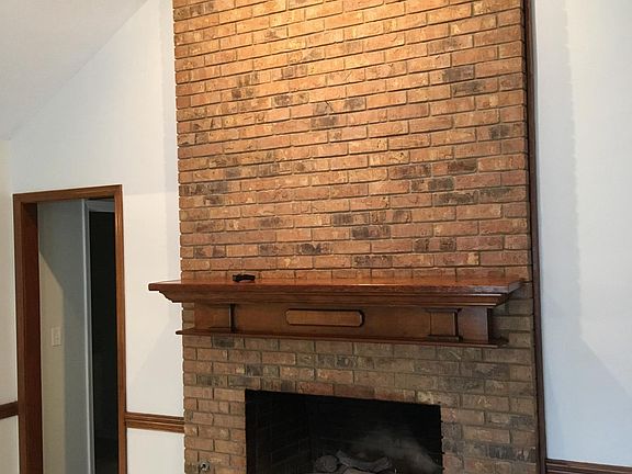 Fireplace with gas logs 