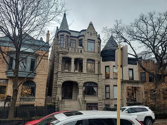 3rd image of 824 W Oakdale Ave #3