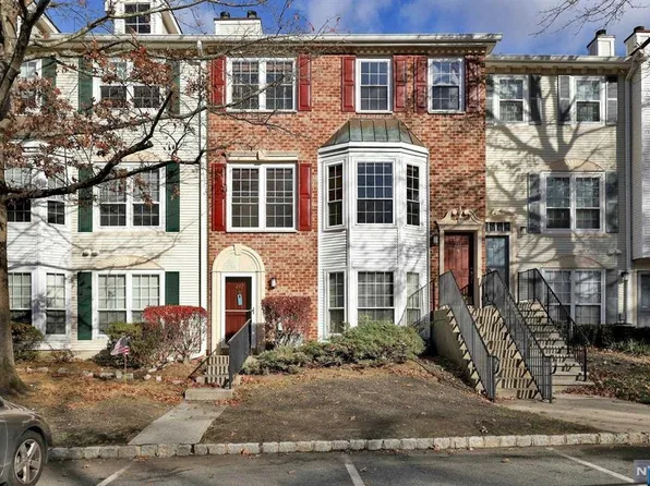 271 Larch Ln, Mahwah, NJ 07430