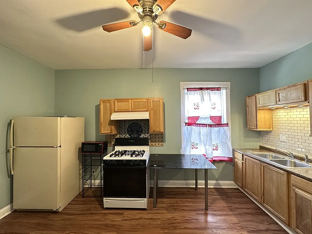 Attractive 3 Bed, 1 Bath at Chicago + Christiana (Humboldt Park) — Photo 4
