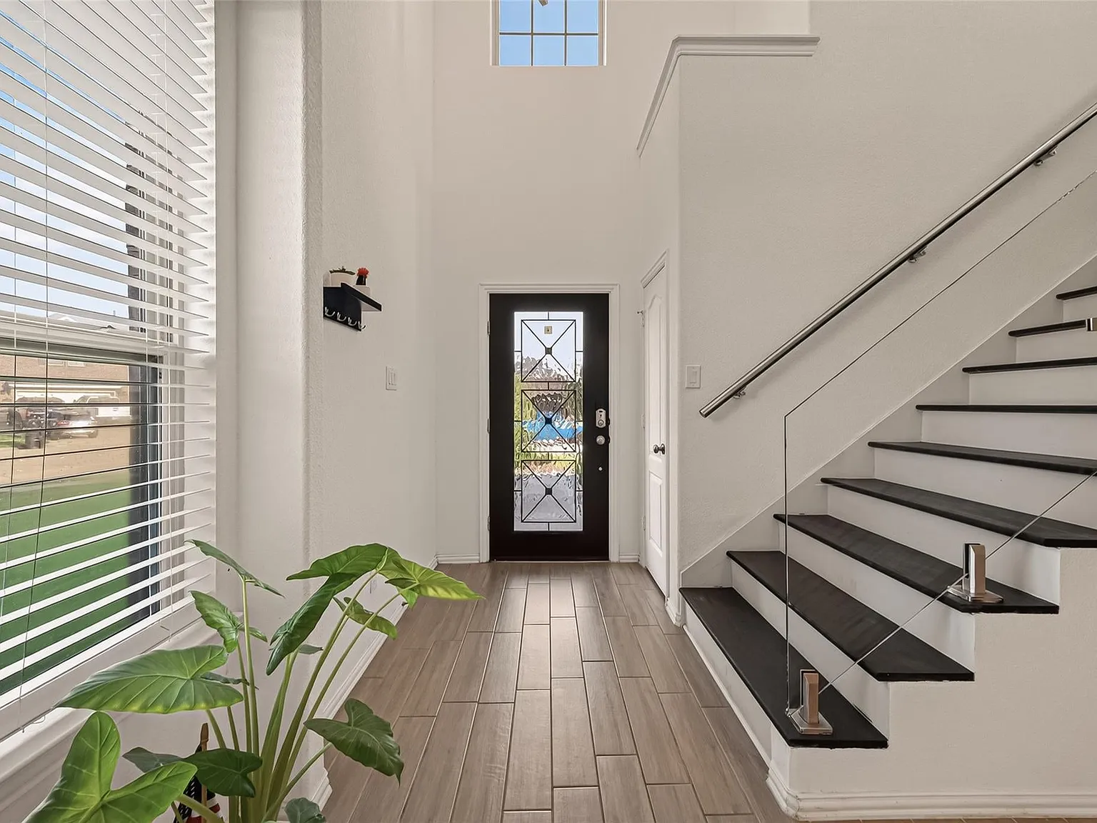 4 bed, 2.5 bath, 2120 sqft, $2,400 — Photo 1