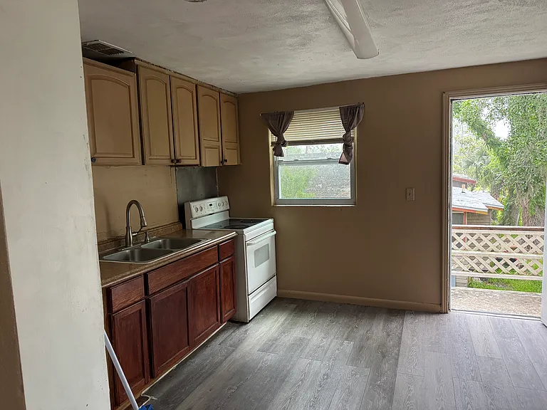 349 N Caroline St #B — Photo 10