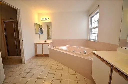 15 Prestwick Way — Photo 4