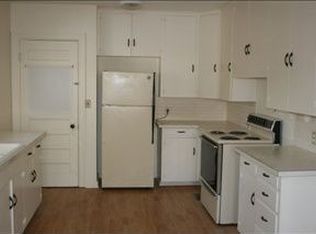 614 E 9th St, Newton, KS 67114