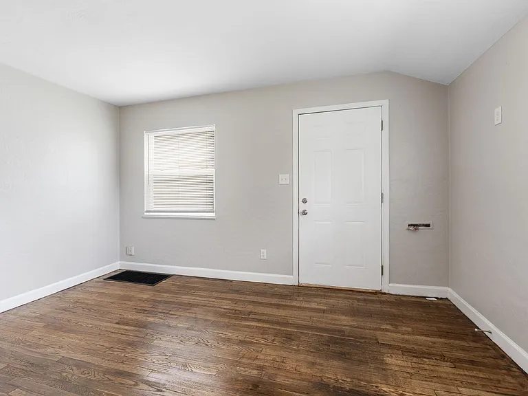 388-390 S Powell Ave — Photo 4