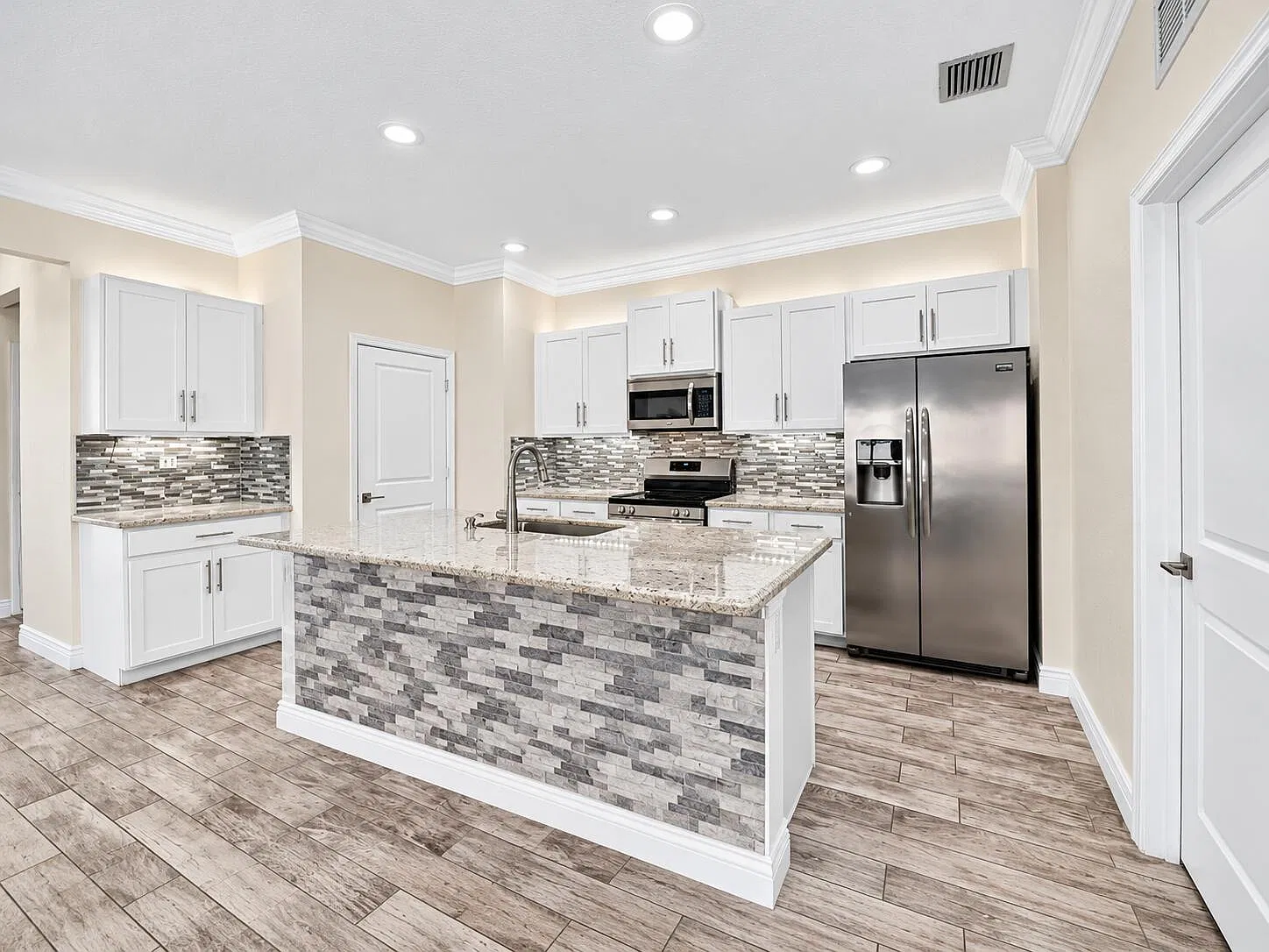 4 bed, 2.0 bath, 1710 sqft, $4,250 — Photo 3