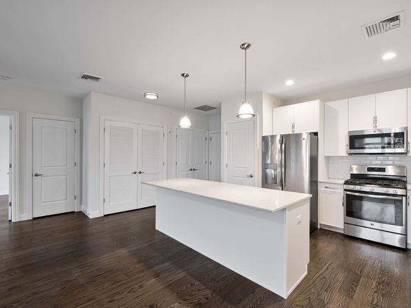 11 Madison Ave APT 206