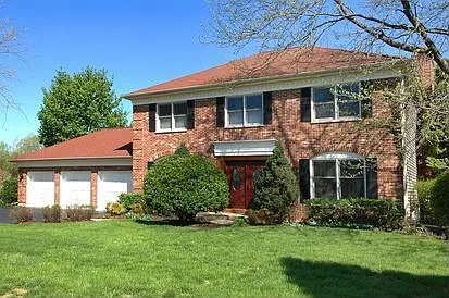 712 Surrey Ln photo 1
