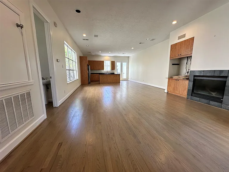2713 Crawford St — Photo 5